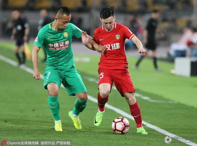 塔导《下一球成名》曝剧照 法斯宾德成足球教练 2022-11-25 《乔乔兔的异想世界》、《雷神3》的导演塔伊加·维迪提执导的运动题材影片《下一球成名》，曝光了全新的剧照。